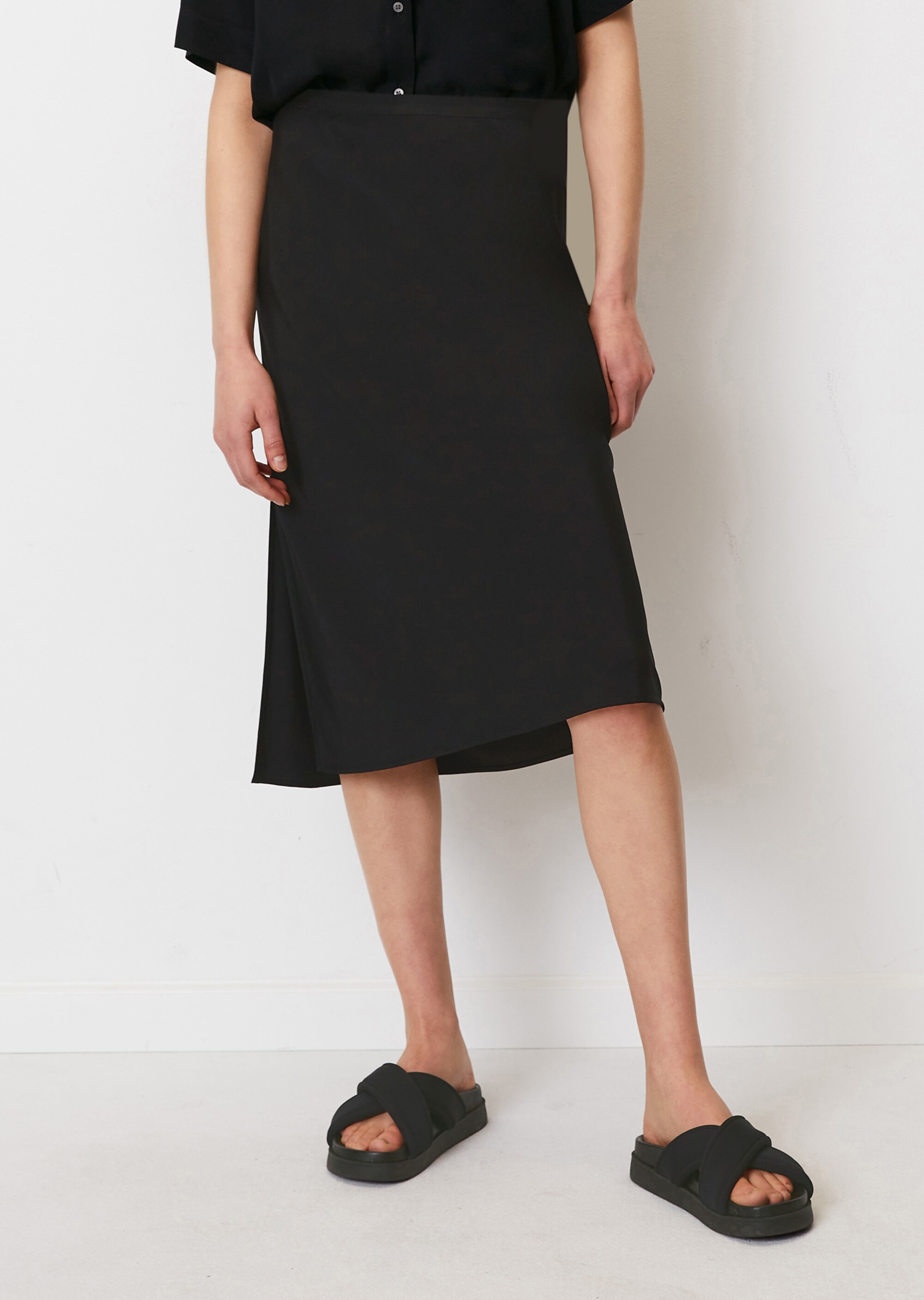Fließender Slip Skirtaus Viskose-Twill