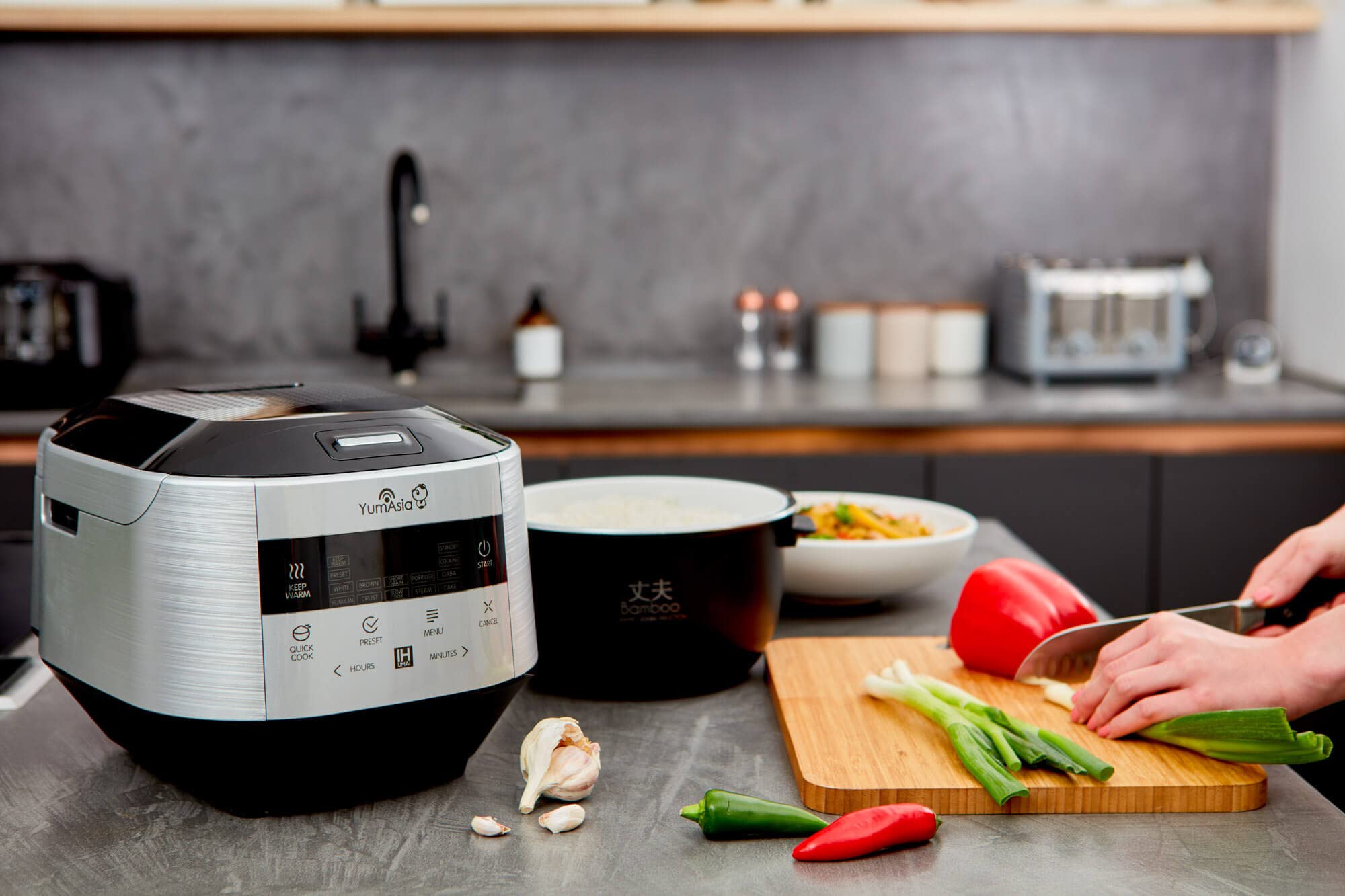 Yum Asia Bamboo Cuiseur à riz avec chauffage à induction (IH) et bol en céramique, 7 fonctions de cuisson au riz, 4 fonctions multicuiseurs, écran LED
