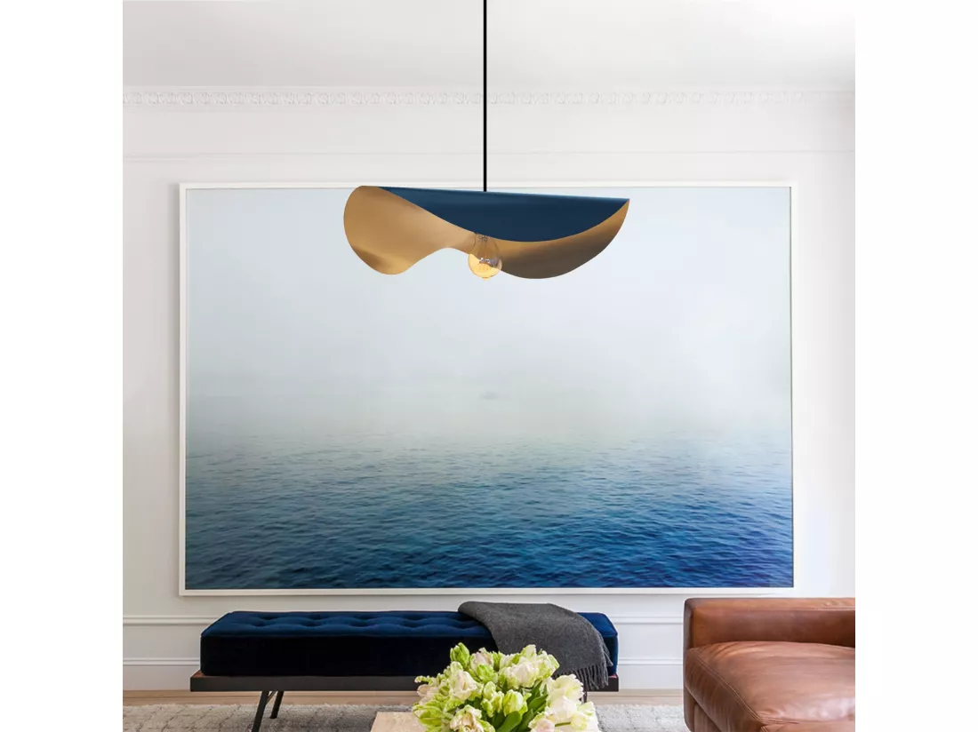 Suspension chapeau de dame métal bleu,doré 75 cm.