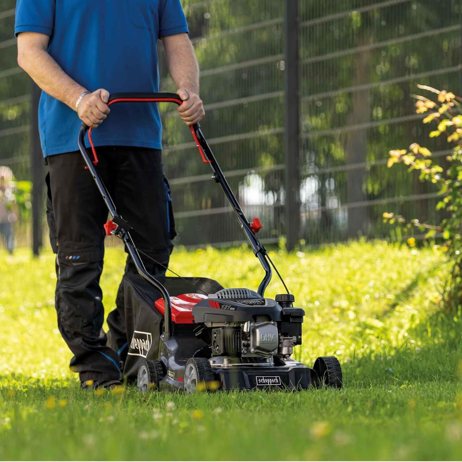 Scheppach Benzin Rasenmäher MP132-40 mit 40cm Schnittbreite | Leistung 3,3PS / 2,4kW | 3-fache Schnitthöhenverstellung | 35 Liter Fangkorb | geeignet bis 600 m² | große Laufräder | inkl. Ersatzmesser