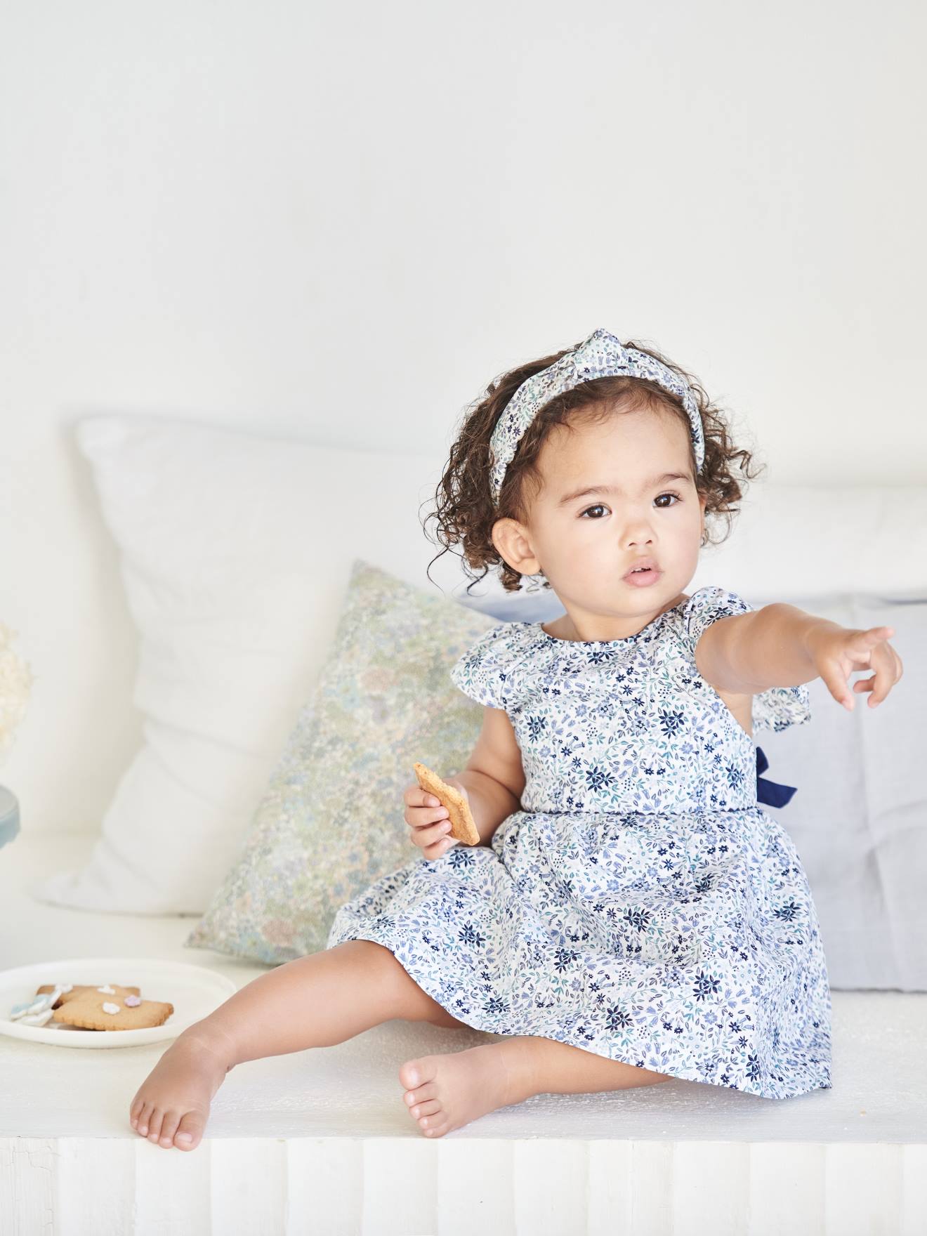 Vestido de festa infantil com estampa floral branca clara