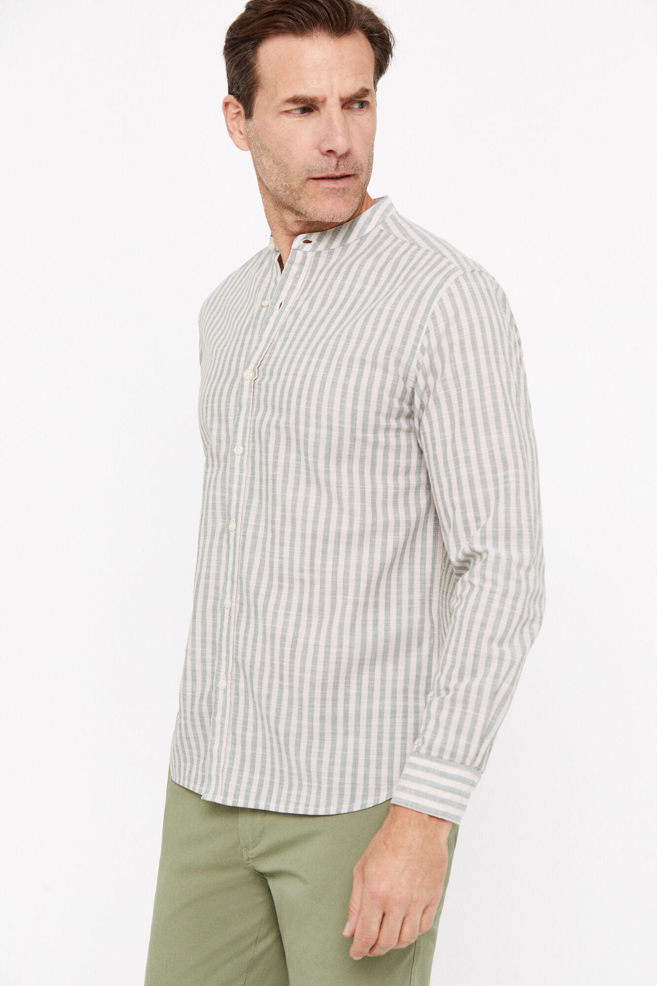 Camisa de malha texturizada listrada com gola mandarim - Cáqui