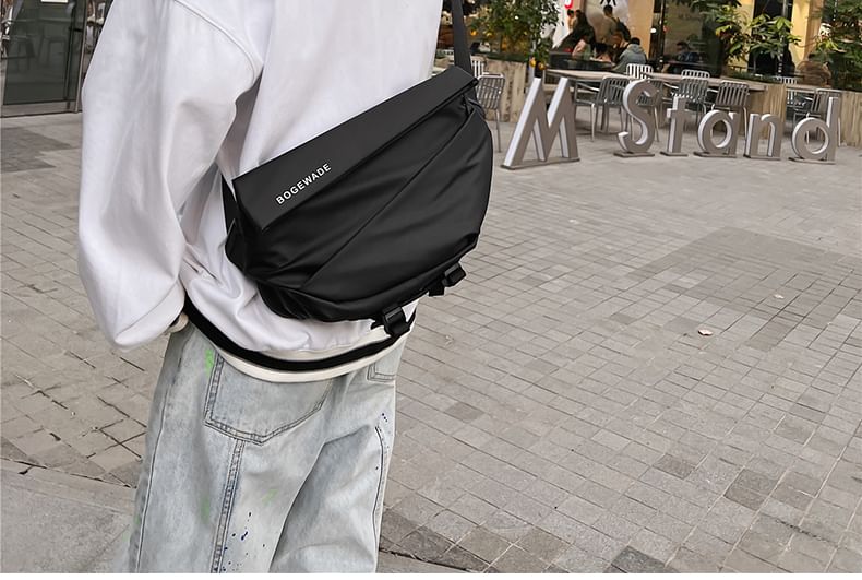 EAVALURE - Belettering Sling Bag