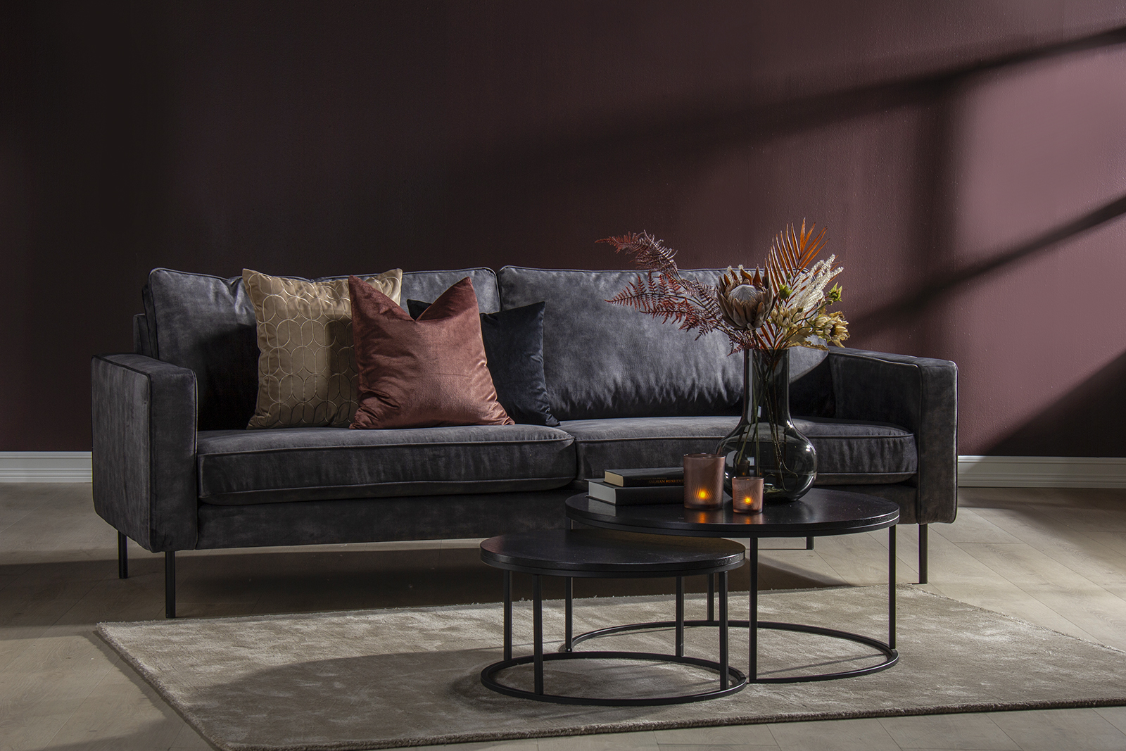 Westin 3,5-seter sofa I velurtekstil Fuji antrasitt med sorte ben.