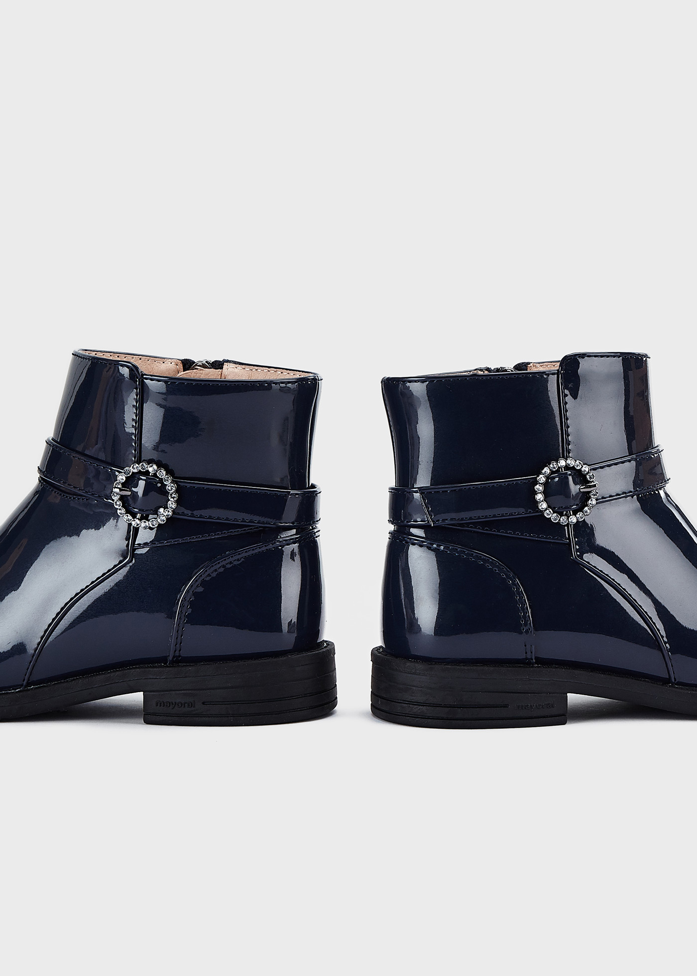 Botas de cano curto em verniz para meninas