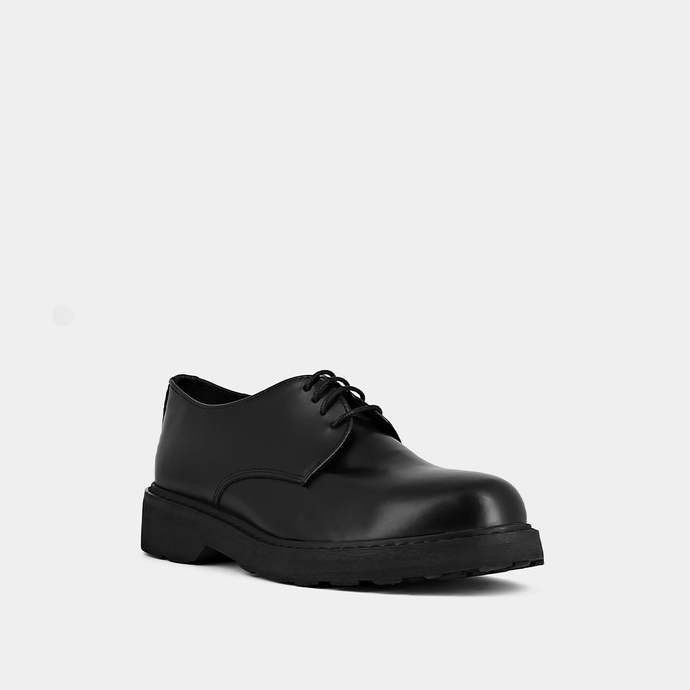 Derbies à lacets et semelles crantées  en cuir glacé noir
