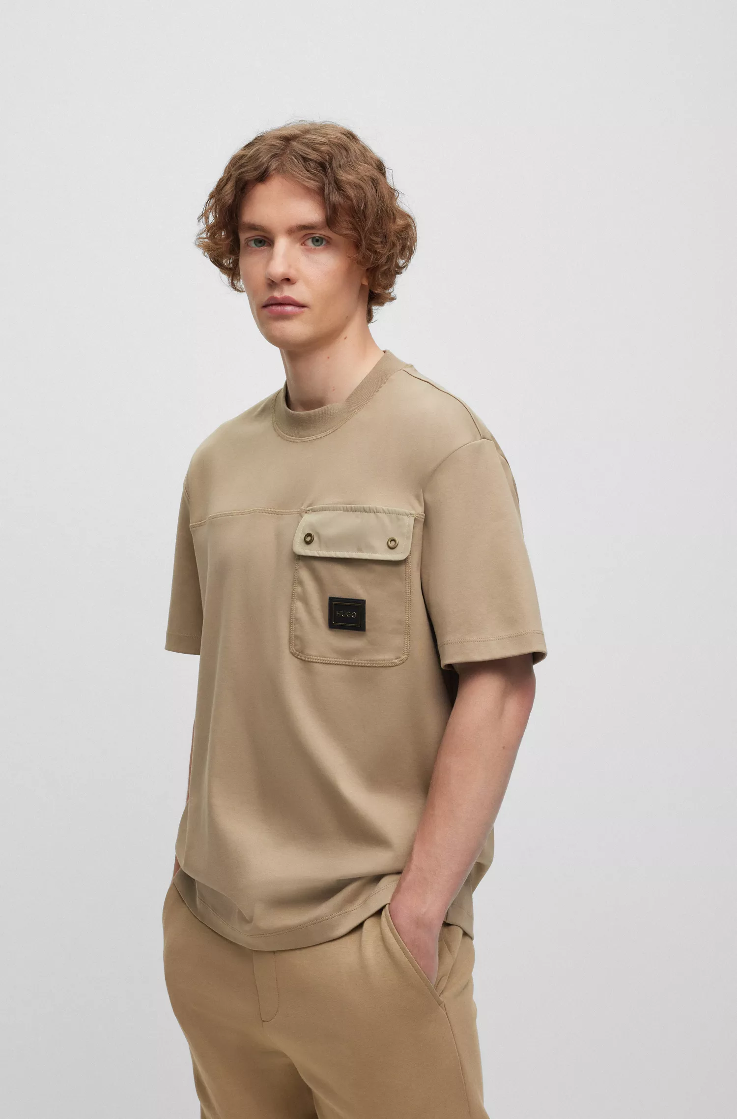 Camiseta HUGO de algodão vermelho com logotipo em moldura de metal