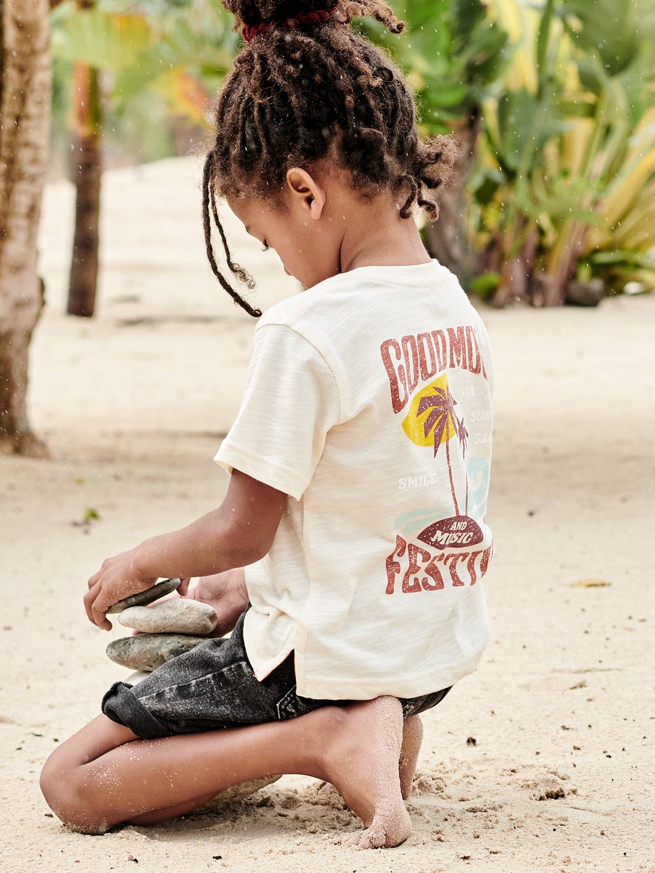 Camiseta infantil masculina na cor off-white com estampa gigante de palmeira nas costas.