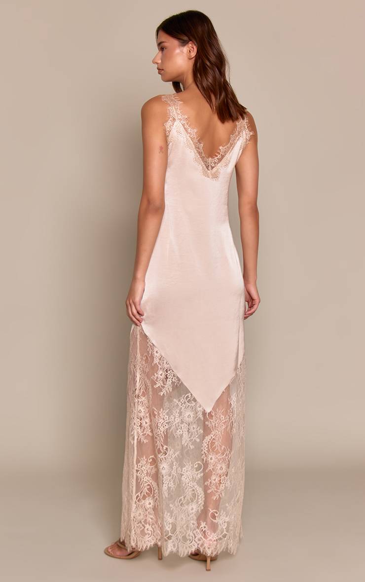 Gris Pierre Robe Longue Fluide En Satin À Décolleté Plongeant Et Finitions Dentelle