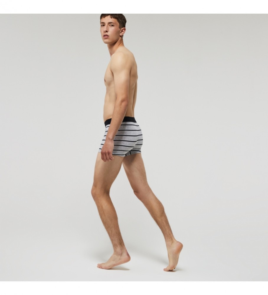 Conjunto de 3 cuecas boxer Lacoste 5H1803 nas cores azul marinho, cinza e azul.