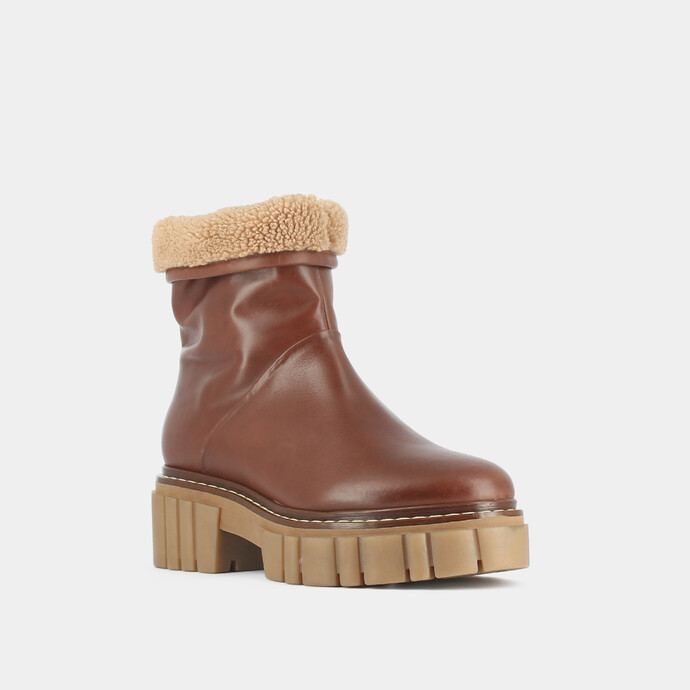 Bottines à semelles crantées  en cuir gras cognac et fourrure camel