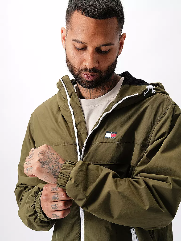 TOMMY JEANS Windbreaker CHICAGO olive