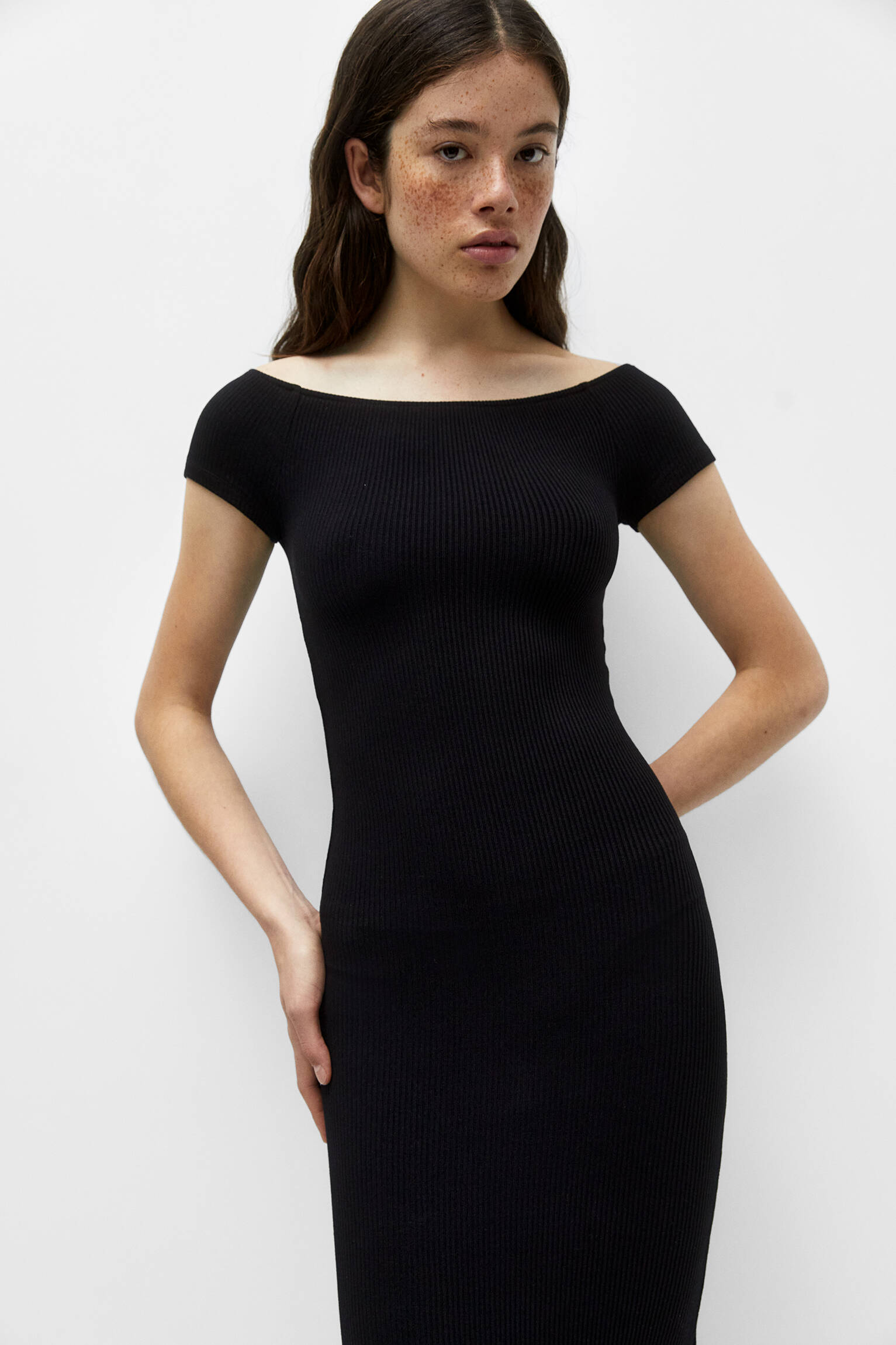 VESTIDO LONGO COM OMBROS DE FORA - PRETO