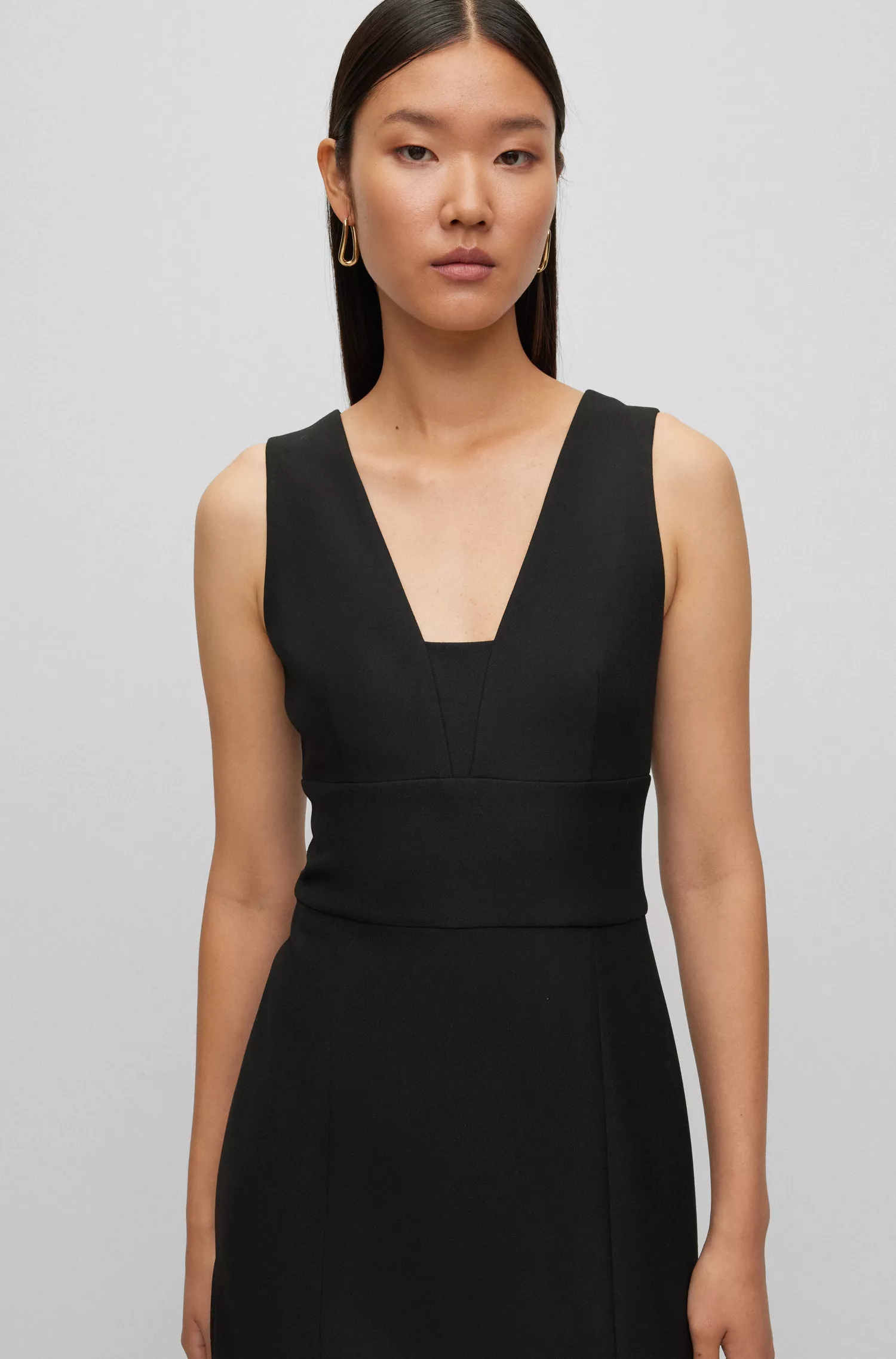 Vestido preto justo da BOSS com fenda frontal.