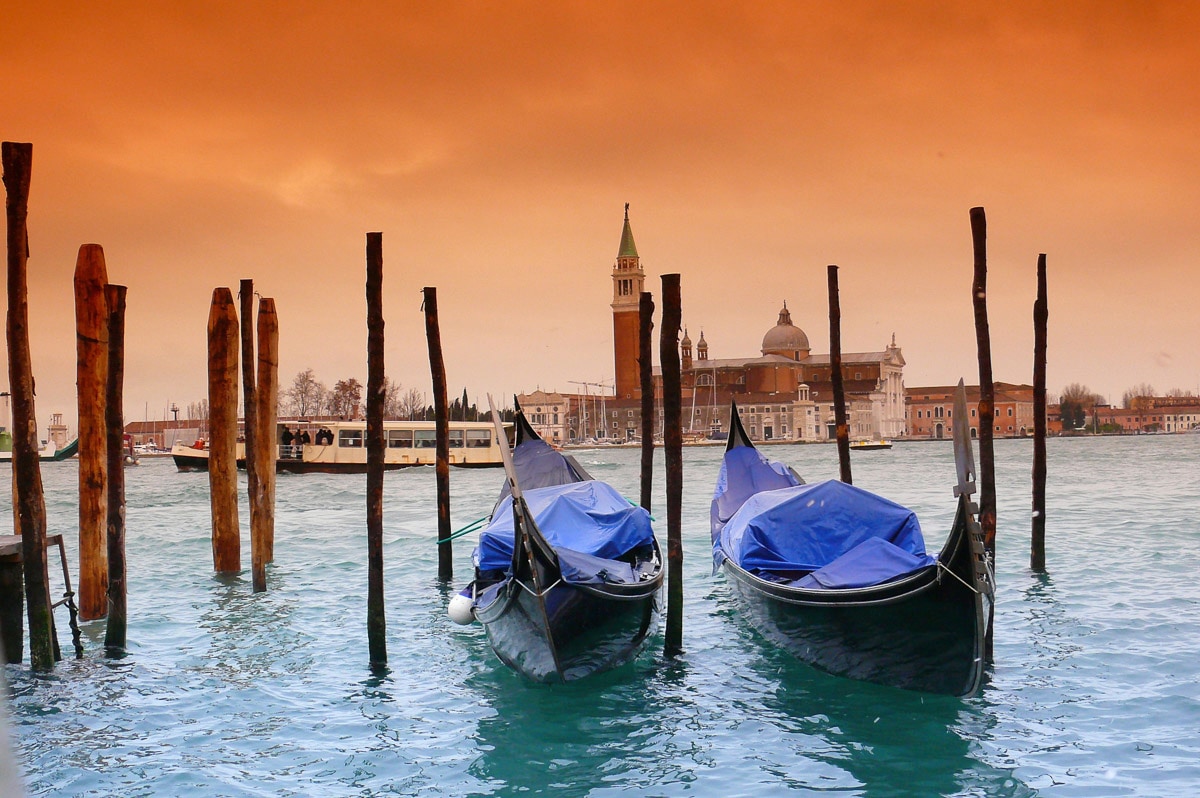 Papermoon Fototapete »Boote in Venedig«