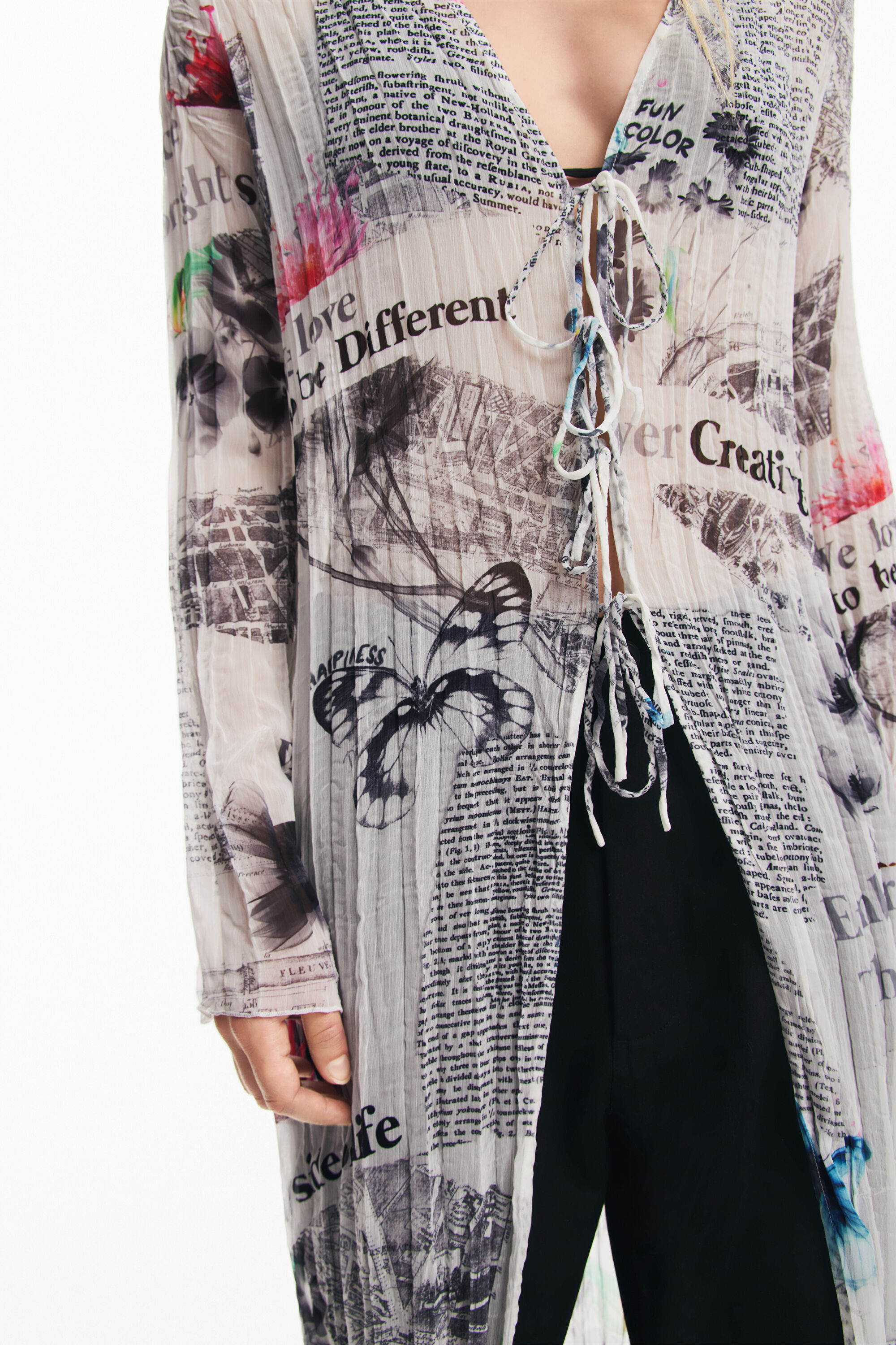 Blusa comprida com estampa de jornal
