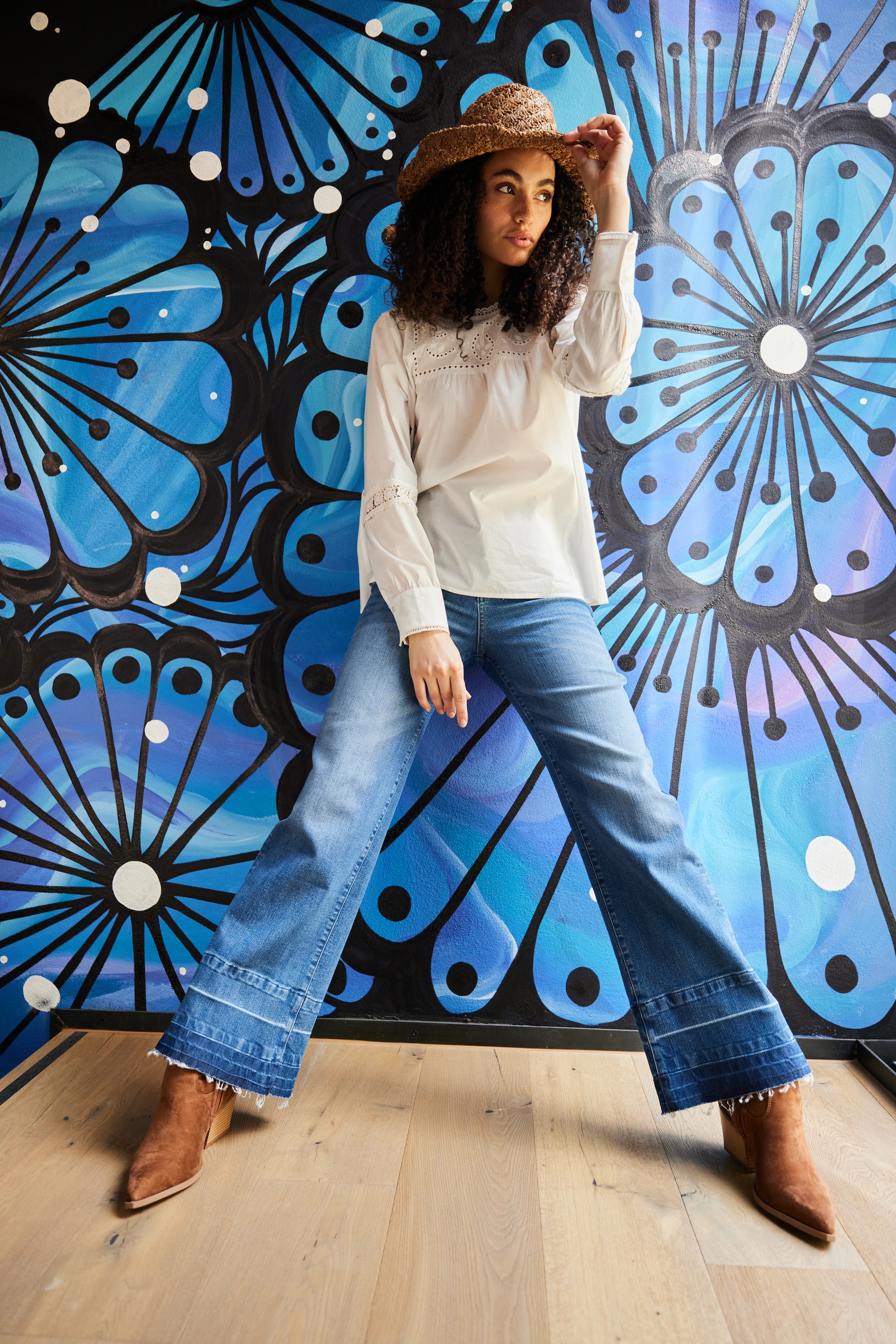 Aniston CASUAL Straight-Jeans , mit trendiger Waschung am leicht ausgefranstem Saum
