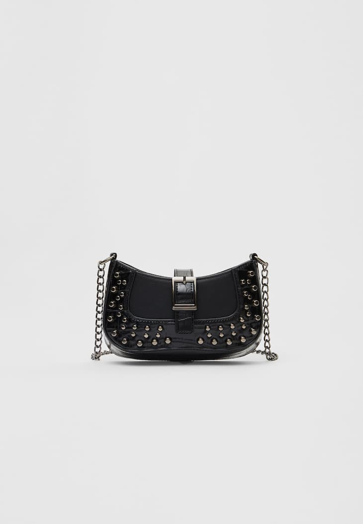 Bolsa transversal com tachas e fivela