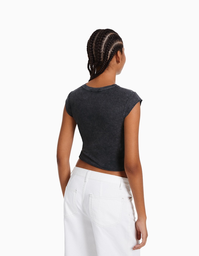 Camiseta cropped de manga curta com estampa
