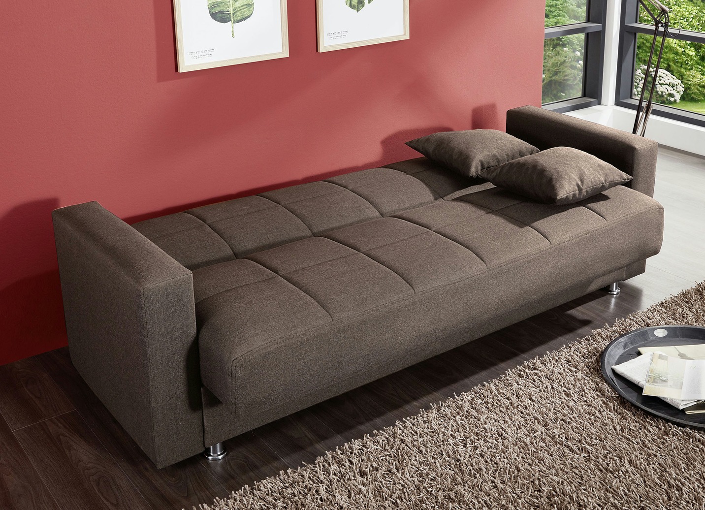 Klick-Klack-Sofa mit Dekokissen