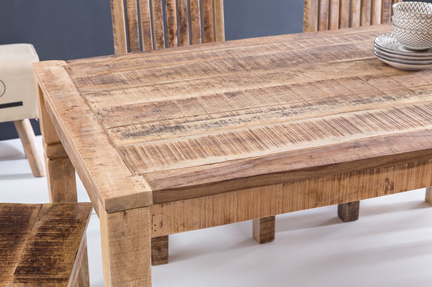KADIMA DESIGN Rustikaler Mango-Holz Esstisch, 120 cm, Landhaus-Stil - Stilvoll mit Schnitzereien