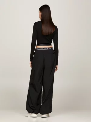 Top cropped super curto com recorte de fita com logo