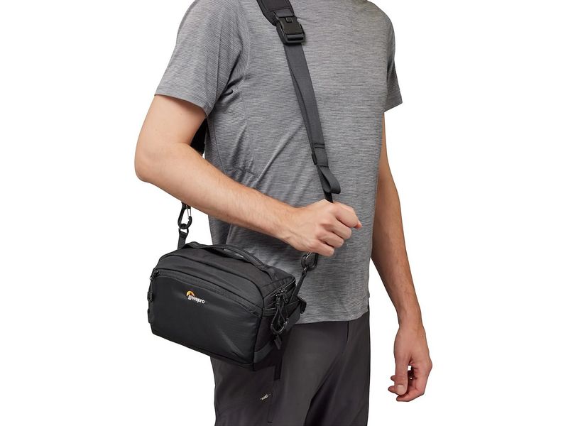 Lowepro Kamera-Tasche ProTactic Lite SLX 110 AW III Robuste, kompakte Umhänge-/Schultertasche für spiegellose Vollformatkamera mit 24-70 mm F/2.8 Objektiv
