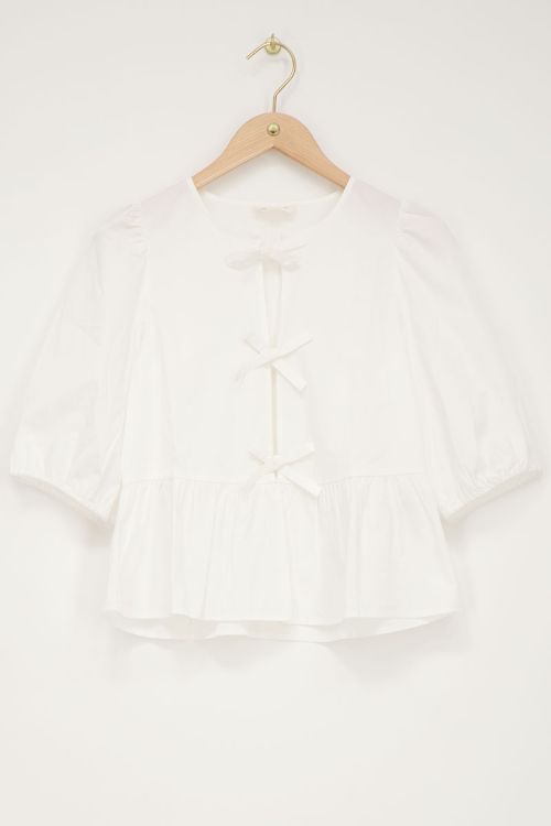 Witte top met strikjes en pofmouwen