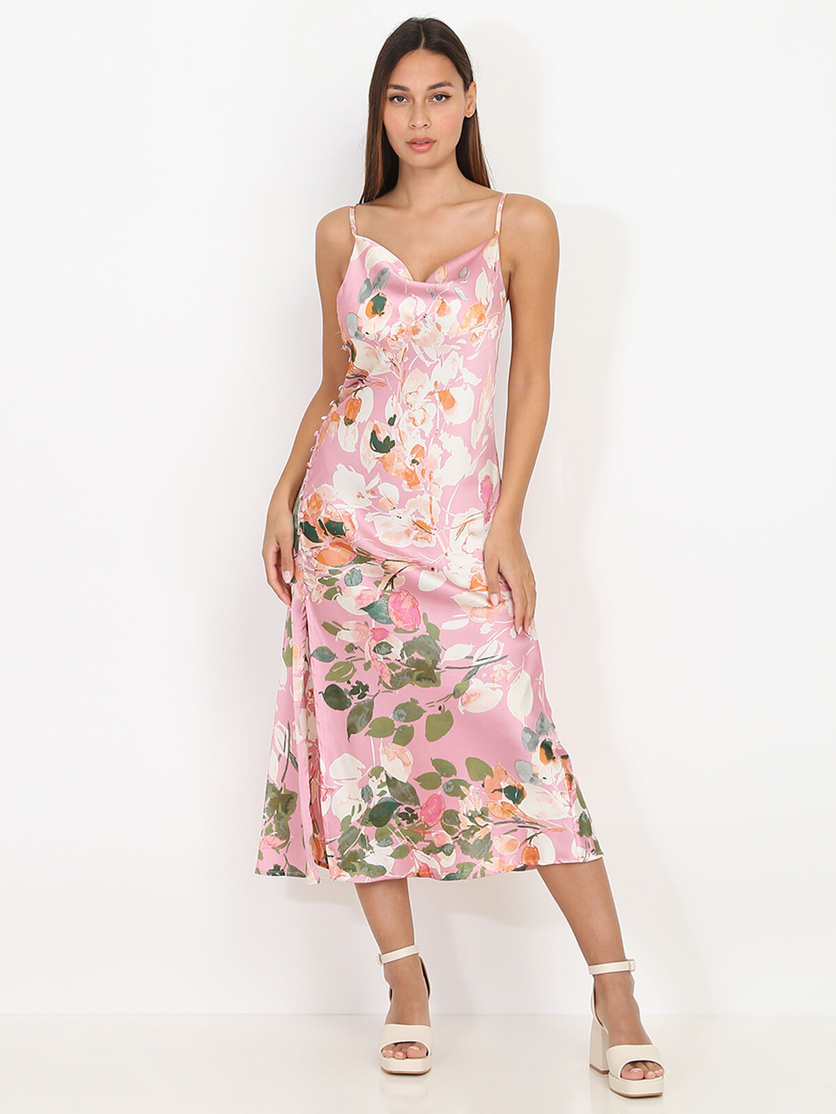 Robe mi-longue satinée à fleurs et boutons- Rose