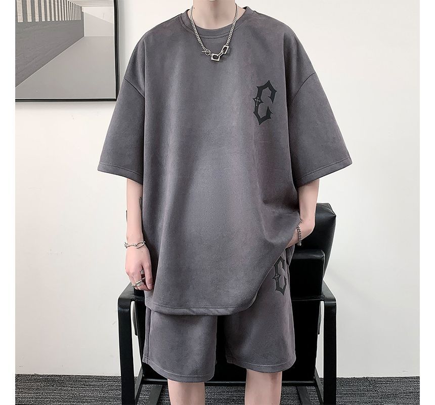 Stone Leo - Set: oversized T-shirt met ronde hals en letters, met elleboogmouwen + effen shorts met gemiddelde taille
