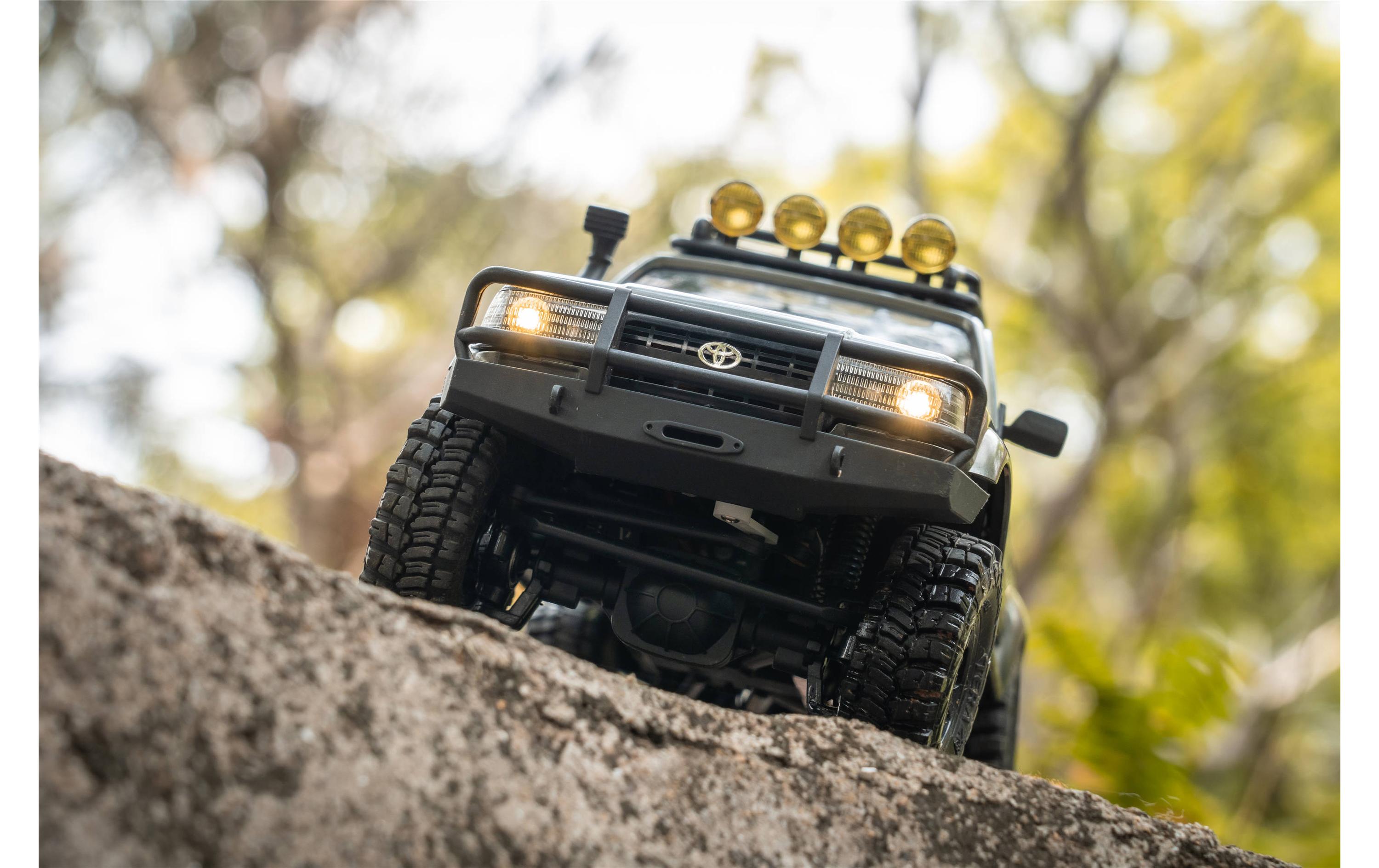 Scale Crawler Toyota Land Cruiser LC80 RTR, 1:18<br>Originalgetreuer Mini-Scaler mit offiziell lizenzierter Toyota LC80 Land Cruiser Karosserie