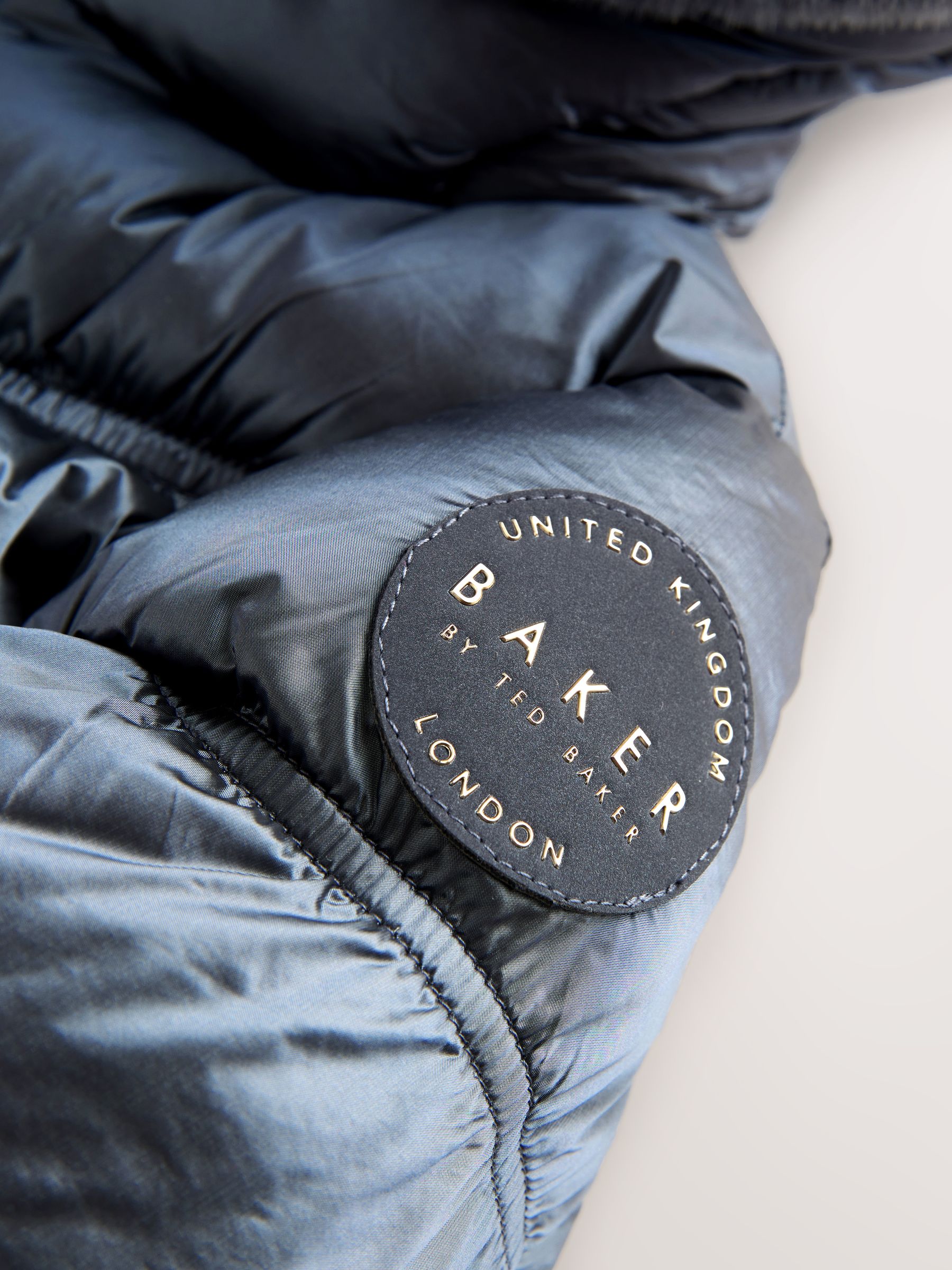 Marineblauw - Baker by Ted Baker Regenbestendige gewatteerde jas met geschulpte rand en afneembare tas