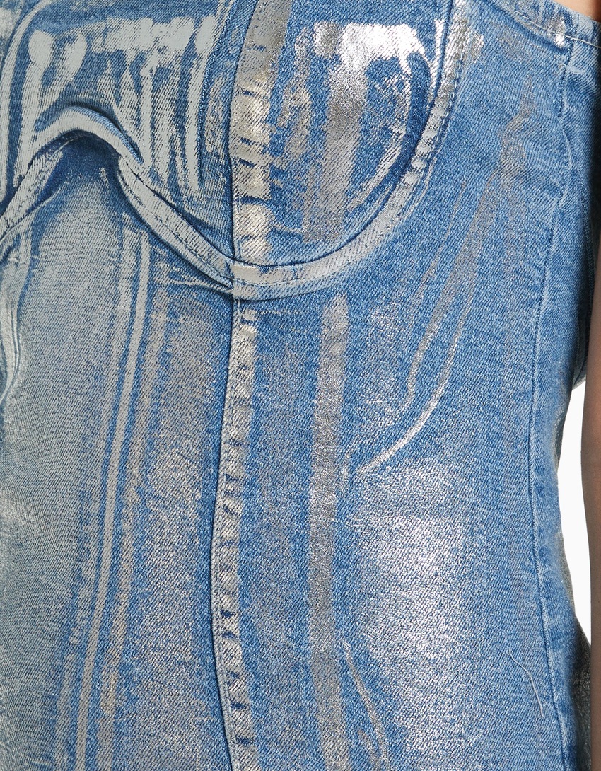 Vestido curto bandeau em jeans metalizado
