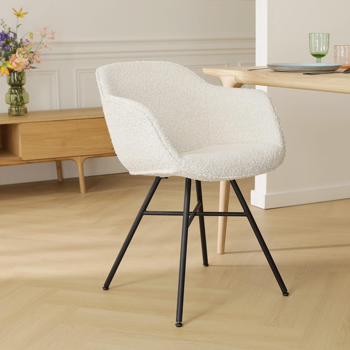 Eetkamerstoel Noa-Mare bouclé beige - zwart onderstel
