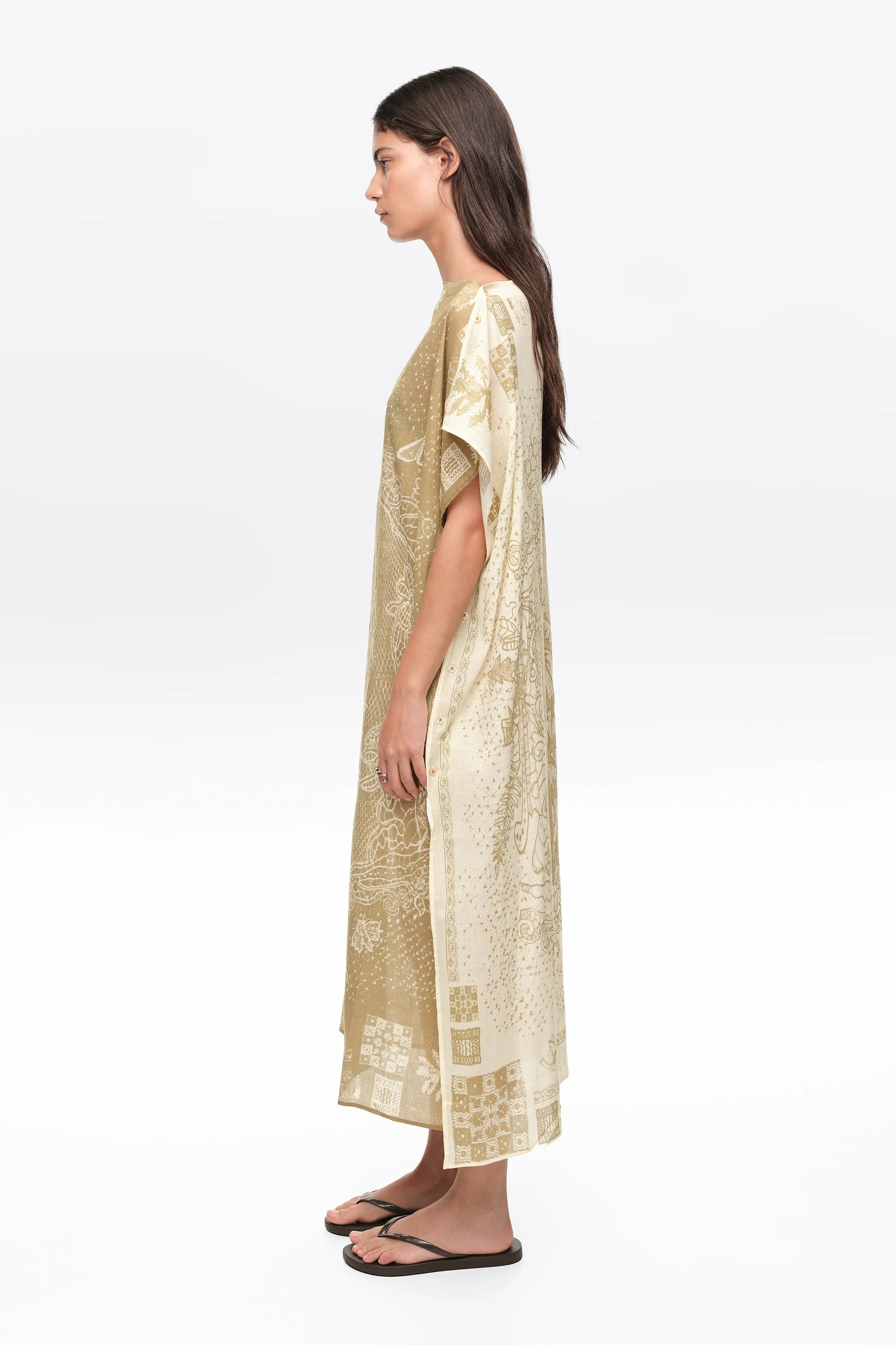 Vestido cáqui com lenço quadrado