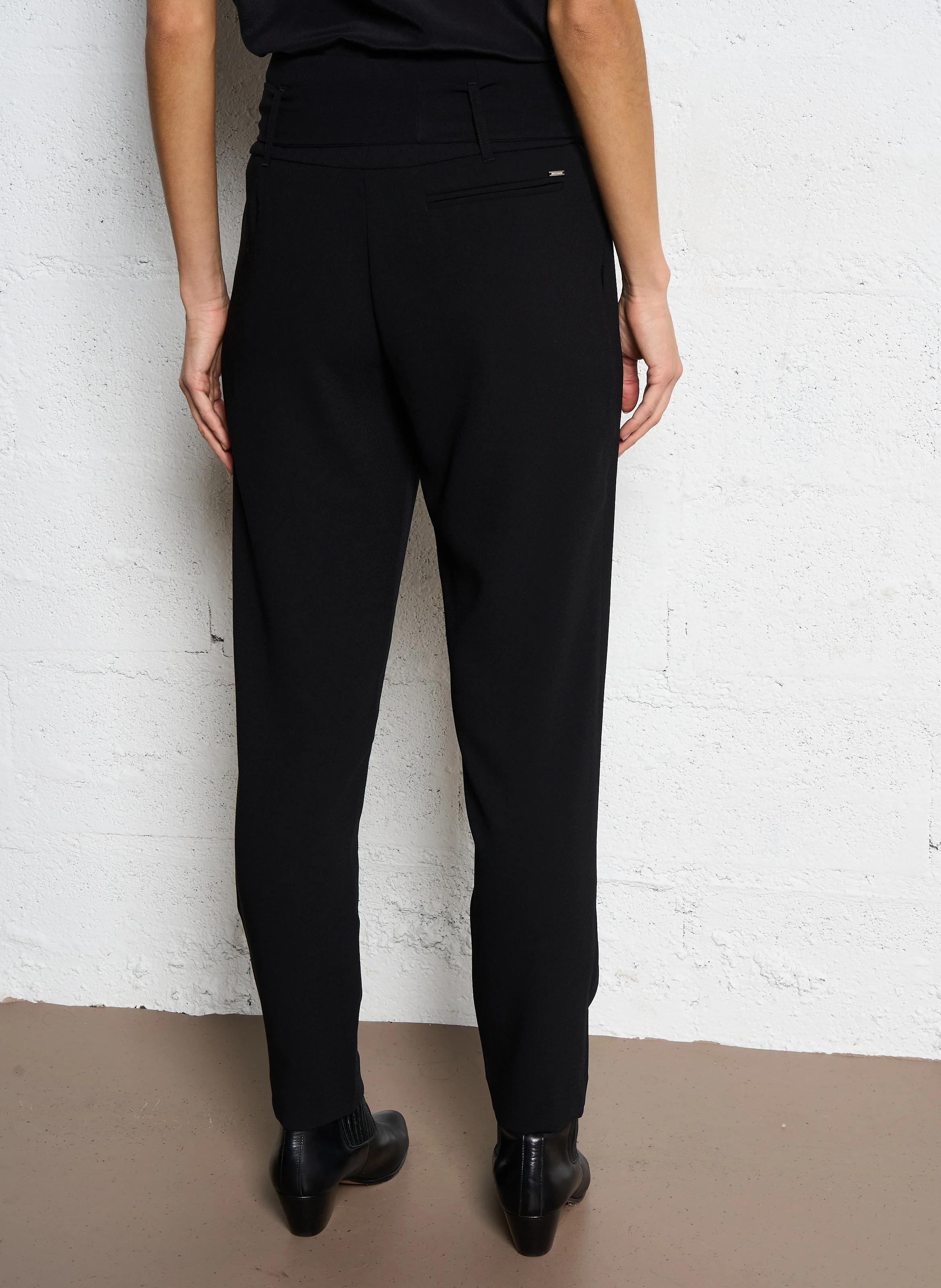 Pantalon carotte taille haute en crêpe | Noir