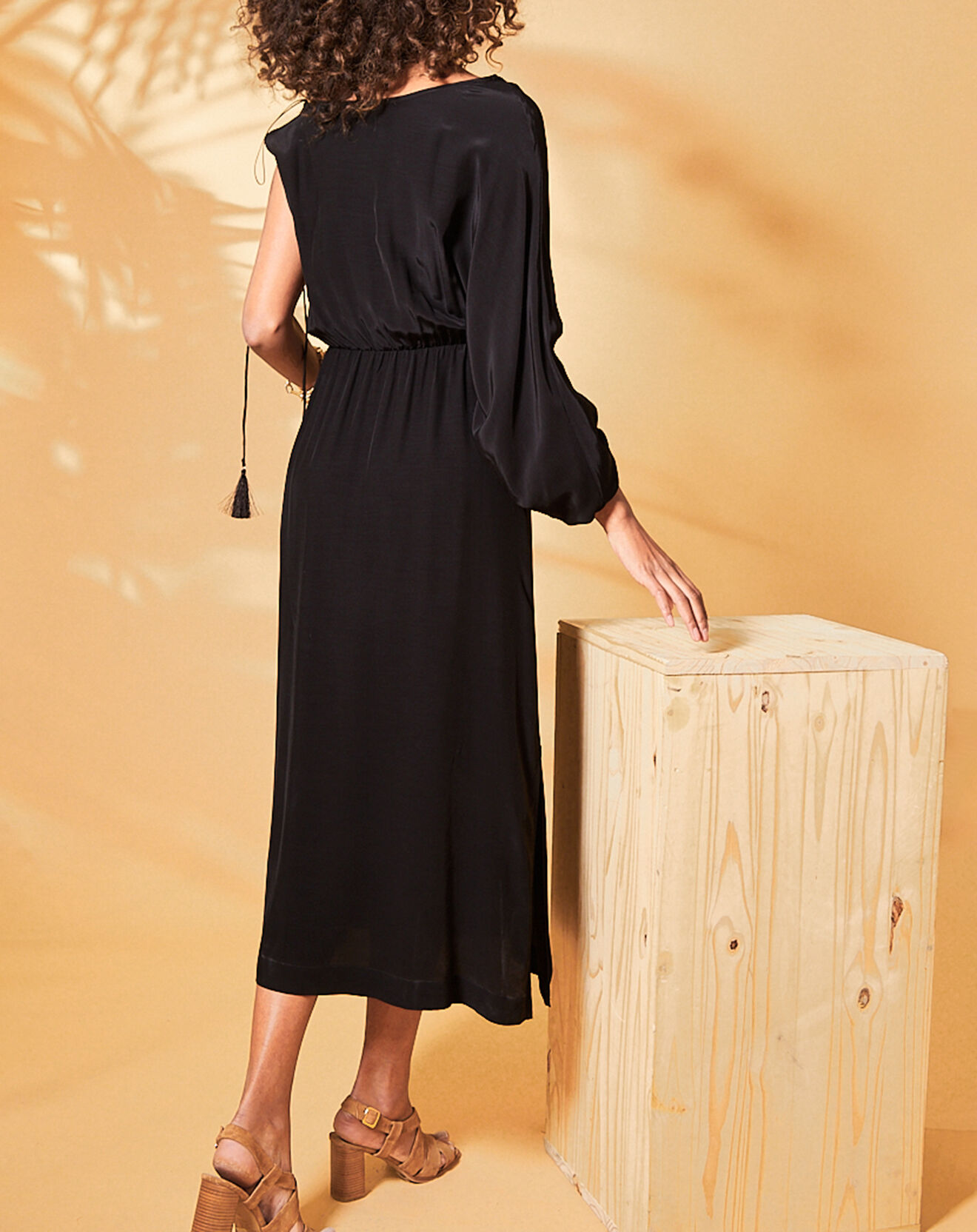 Stella Forest Robe fluide Milena épaule dénudée noire