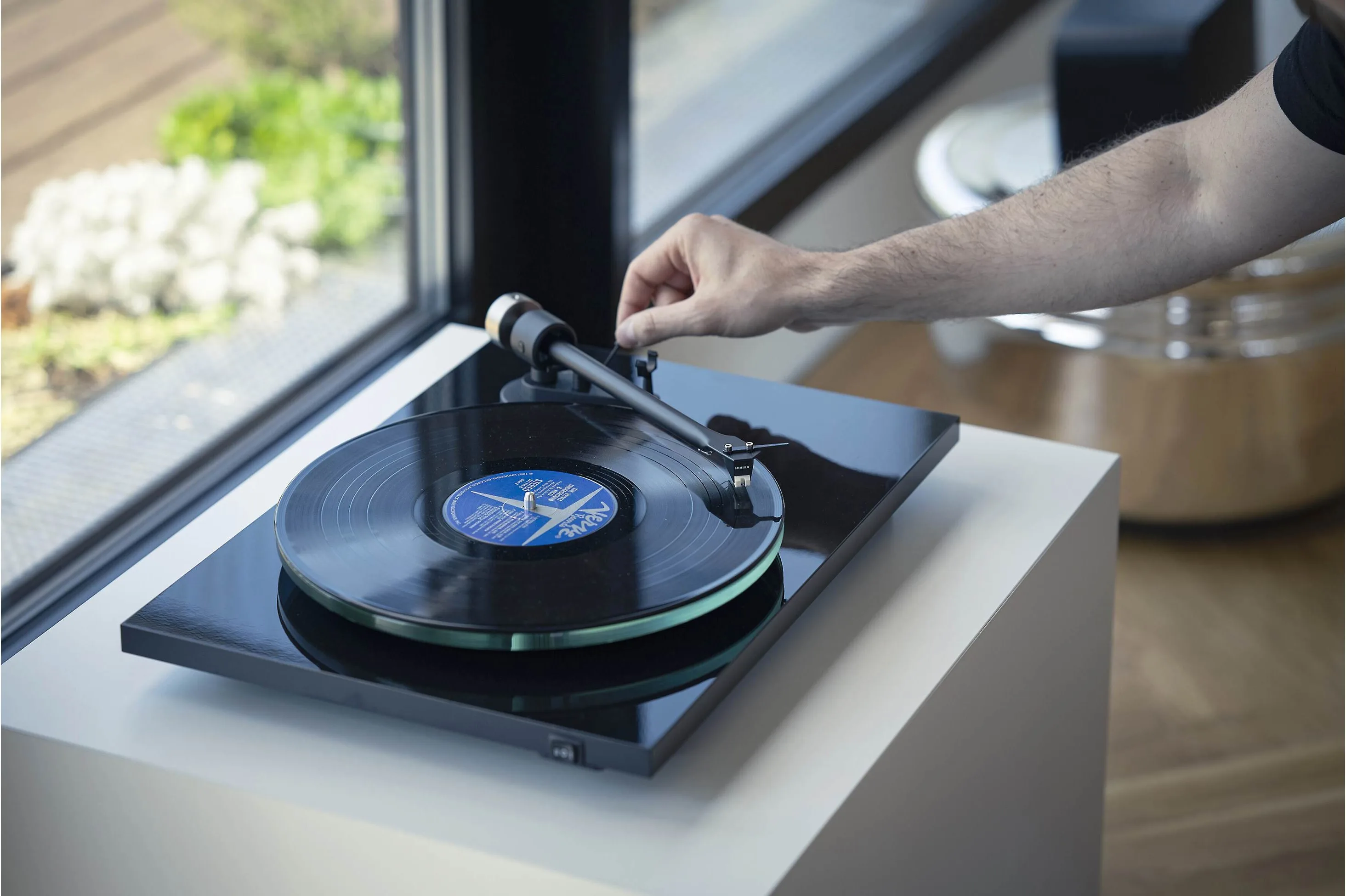 Pro-Ject T2 Noir laqué   cellule Sumiko Rainier Platines vinyle hi-fi