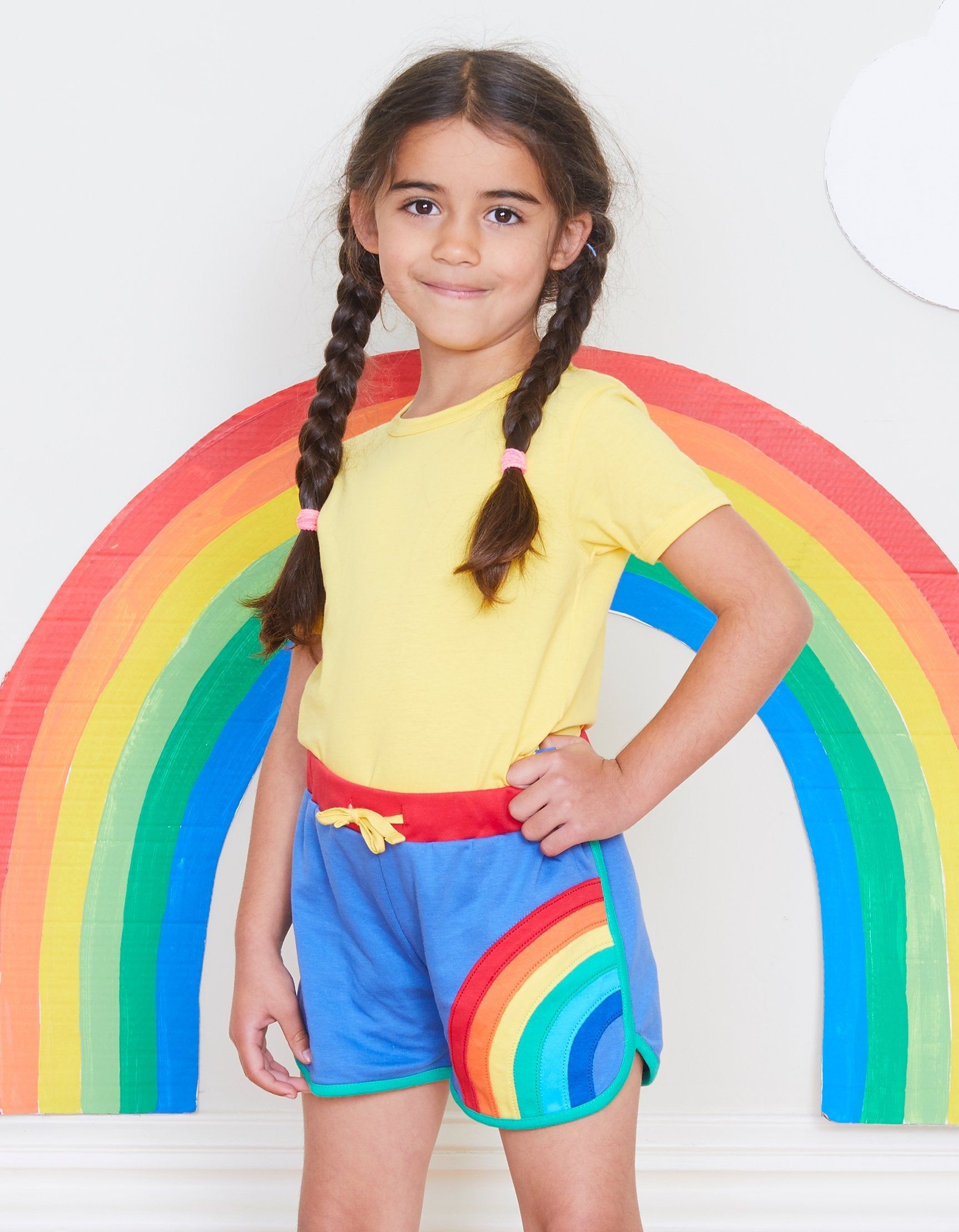 Toby Tiger Jogging Shorts mit Regenbogen Applikation