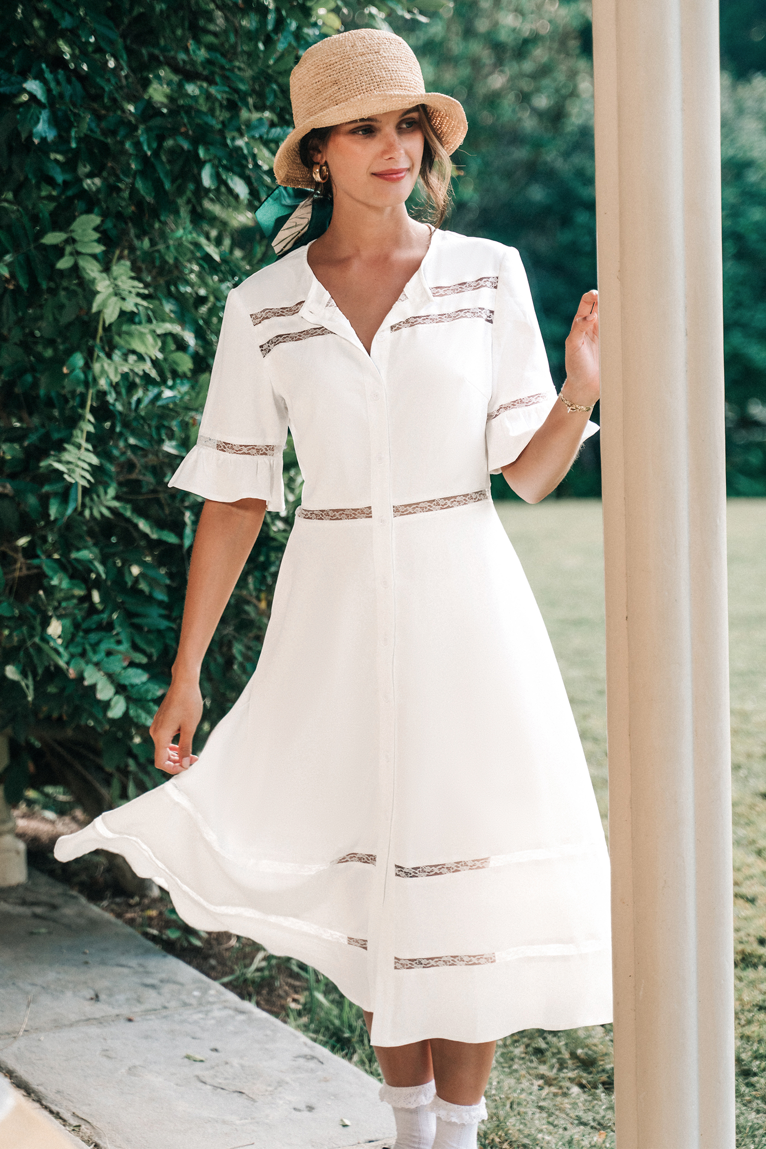 Robe midi blanche à manches évasées et boutons en dentelle