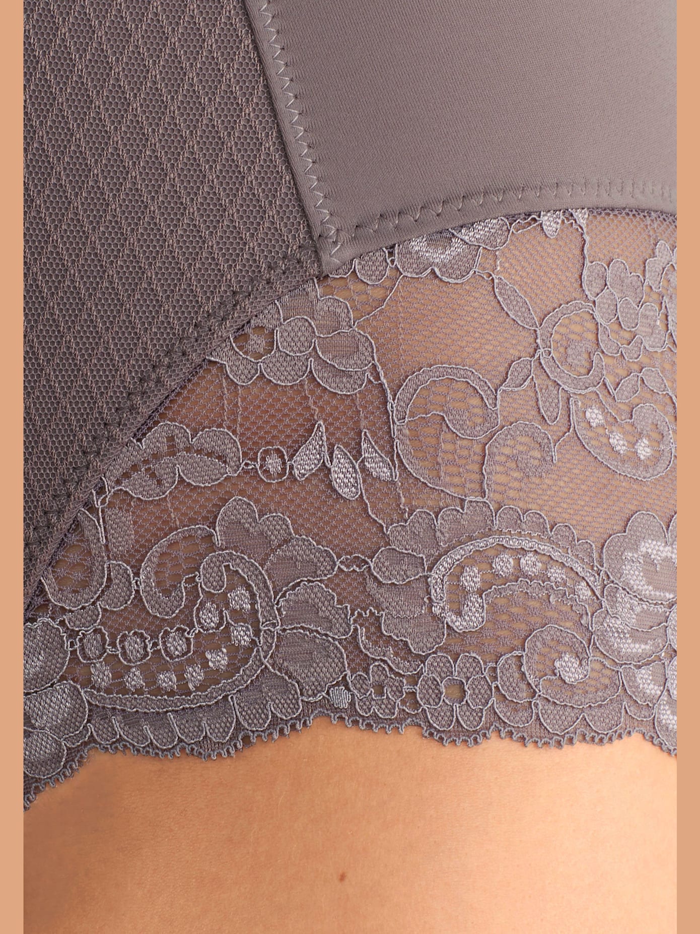 Slip gainant combiné gainant avec empiècement en dentelle