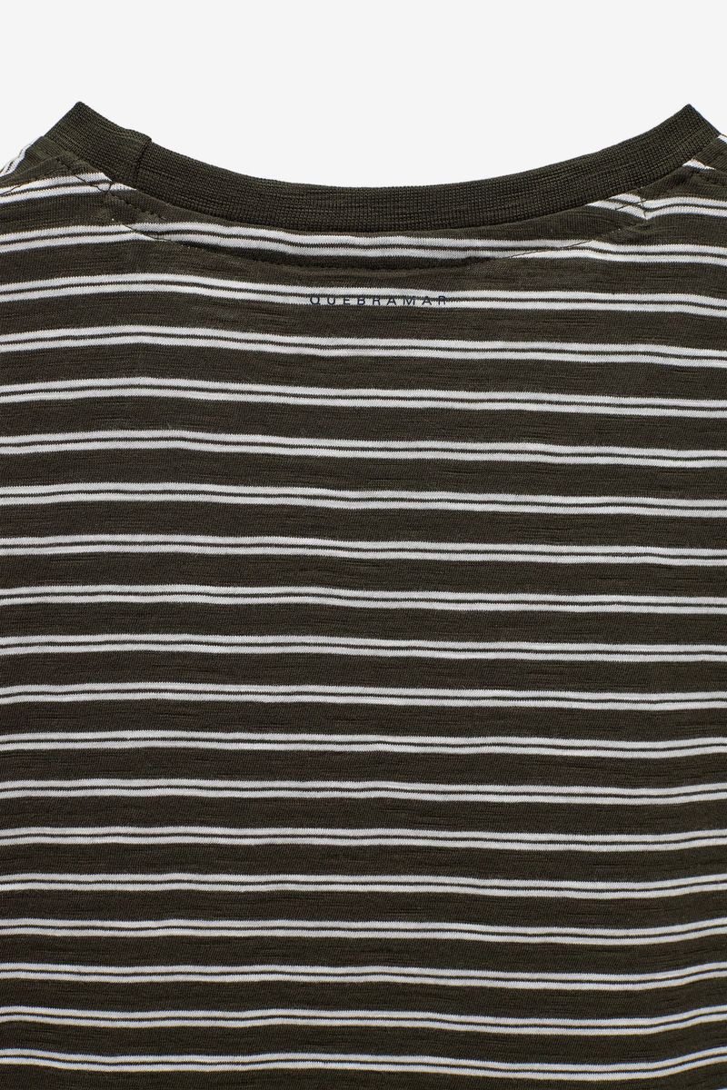 T SHIRT COM RISCAS