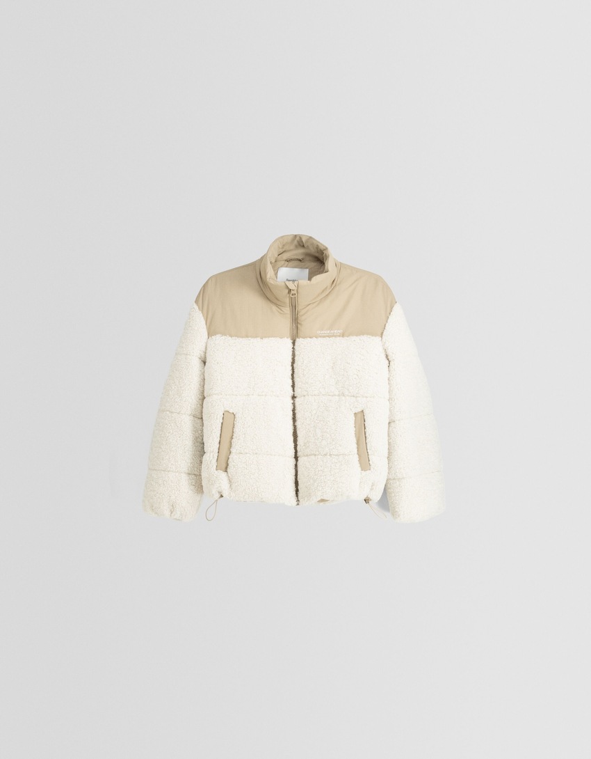 Jaqueta puffer com detalhes contrastantes em imitação de pele de carneiro e nylon.