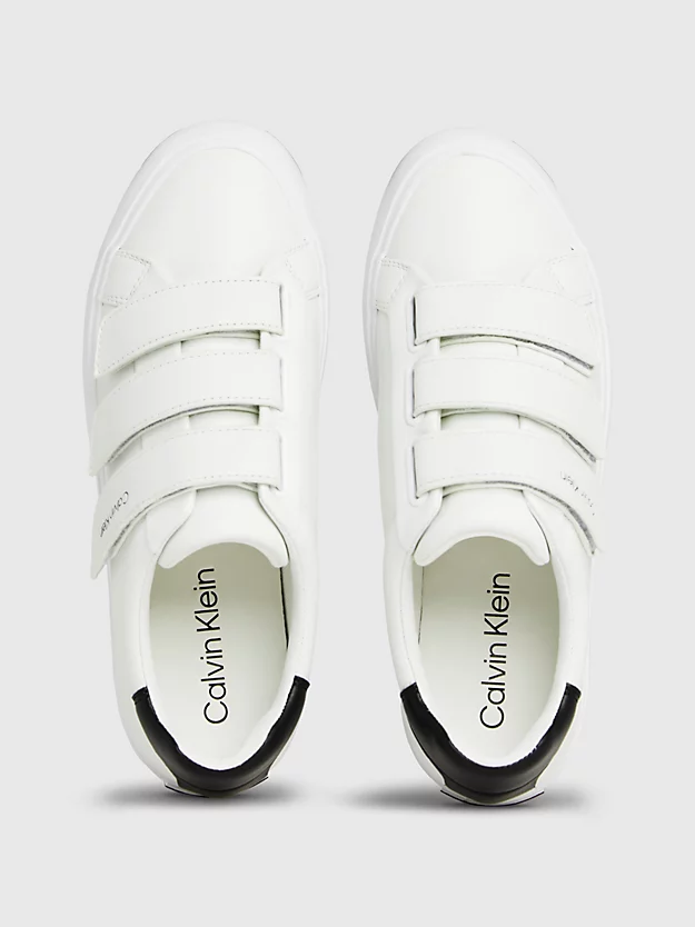 Tênis de couro com velcro