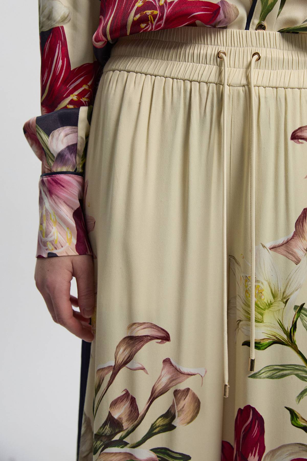 KarenMillen Pantalon Tissé à Jambes Larges en Satin de Viscose à Imprimé Floral