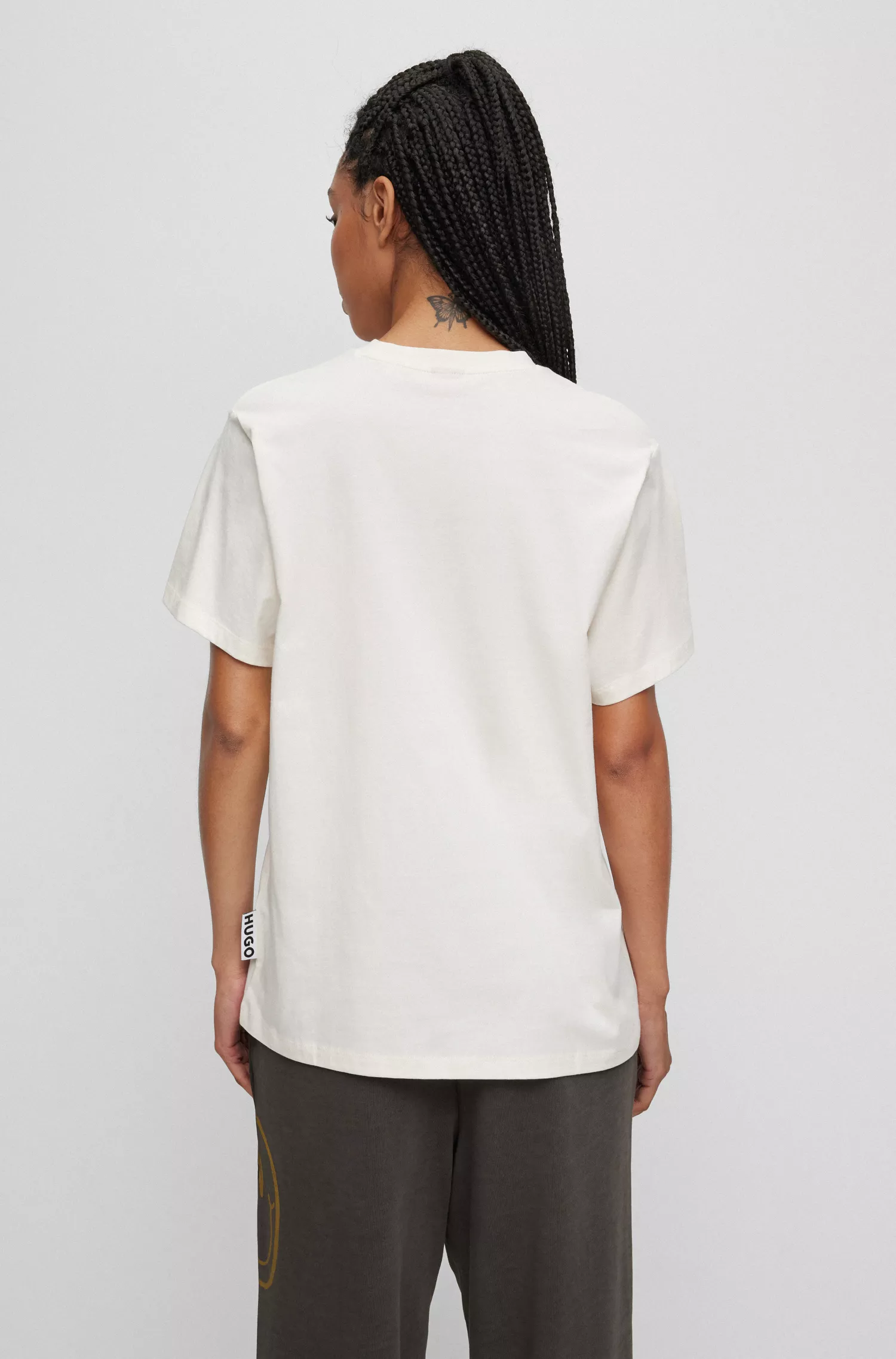 Camiseta HUGO vermelha em malha de algodão com estampas de rabiscos.