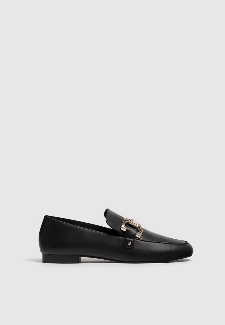 Mocassins planos com aplique metálico