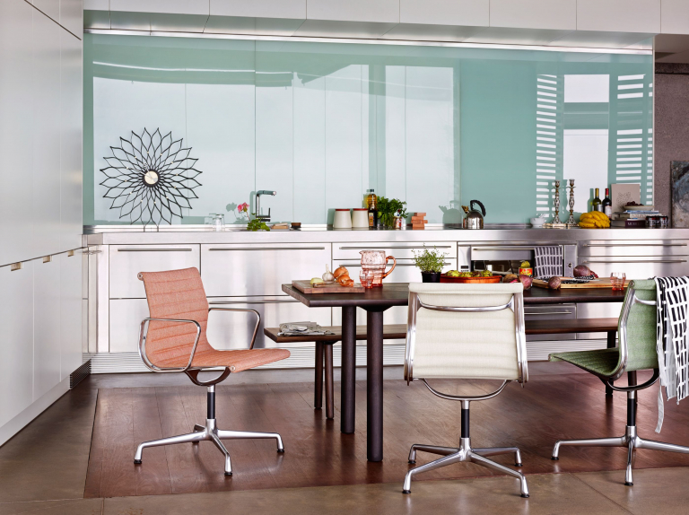 Vitra EA 104 stoel leder nero, onderstel verchroomd