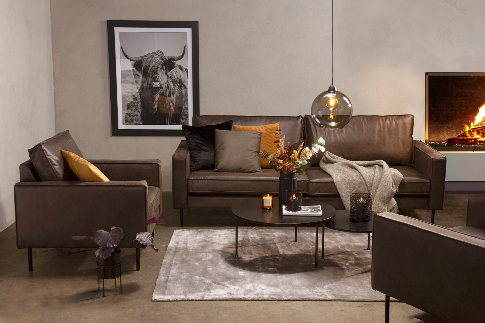 Westin hvilestol I Colorado Granit (70% hud og 30% polyester) med sorte ben.
