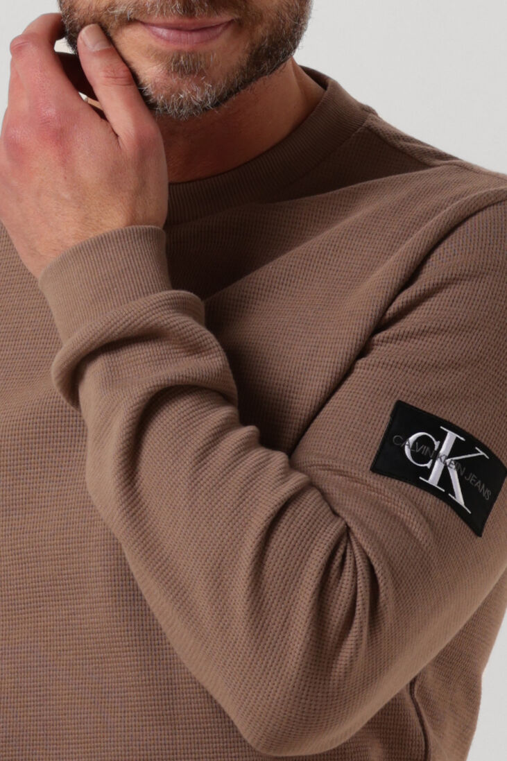 CALVIN KLEIN bruine calvin klein sweater monologo badge waffle ls tee